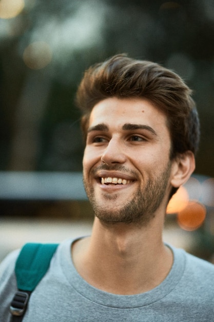 Un gros plan d'un jeune homme souriant