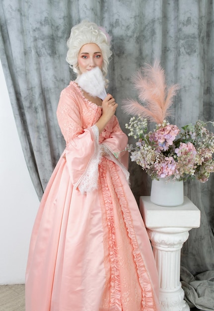 Gros plan de jeune jolie femme en robe royale rose Marie Antoinette cosplay