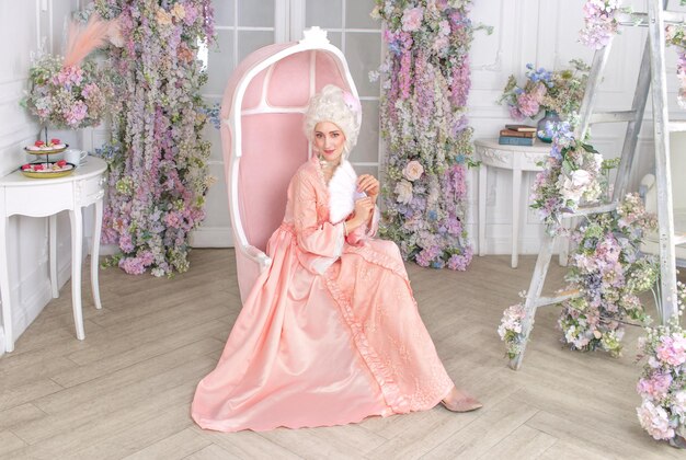 Gros plan de jeune jolie femme en robe royale rose Marie Antoinette cosplay