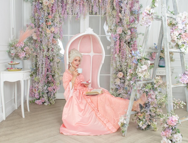 Gros plan de jeune jolie femme en robe royale rose Marie Antoinette cosplay