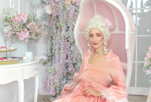 Gros plan de jeune jolie femme en robe royale rose Marie Antoinette cosplay