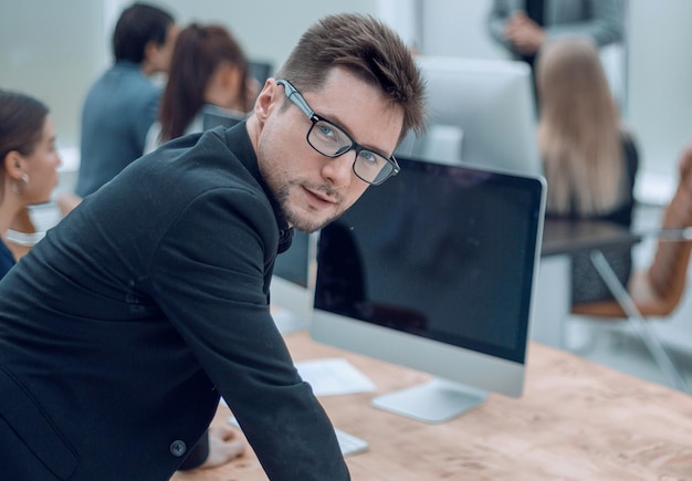 Gros plan jeune professionnel se tient près du bureau