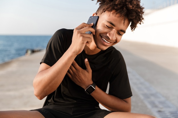 Gros plan d'un jeune sportif à la plage