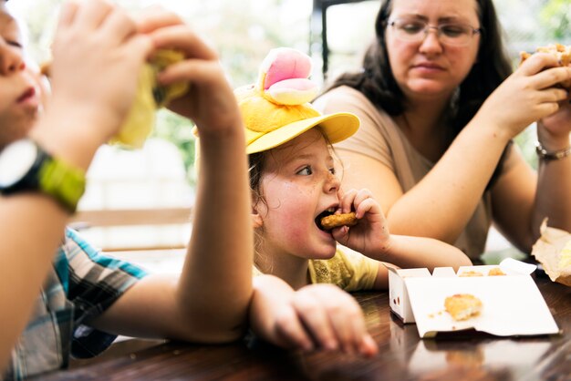 Gros plan de jeunes enfants de race blanche, manger des collations