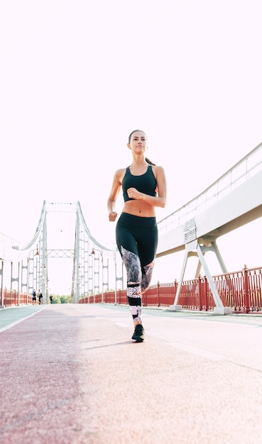 Gros plan de jogging belle femme sportive brune en vêtements cool