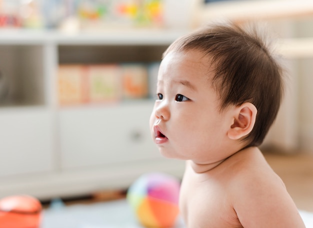 Gros plan d&#39;un joli bébé asiatique