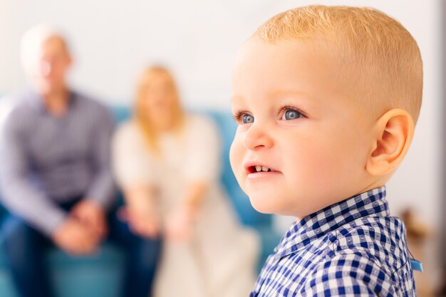 Un gros plan d'un joli petit garçon avec leurs parents