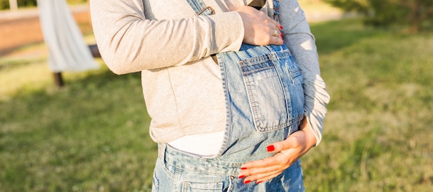 Gros plan d'un joli ventre de femme enceinte à l'extérieur