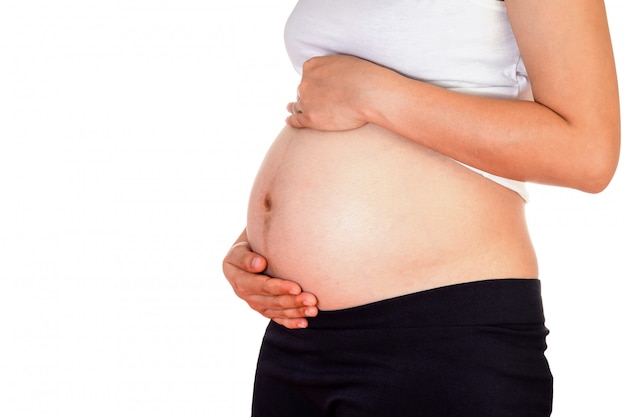 Gros plan d'un joli ventre de femme enceinte isolé sur whitebackground