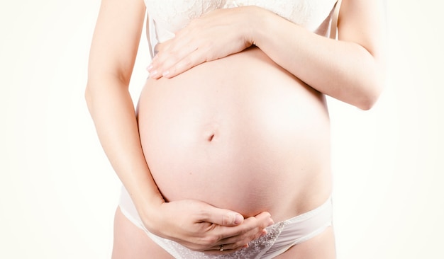 Gros plan d'un joli ventre de femme enceinte