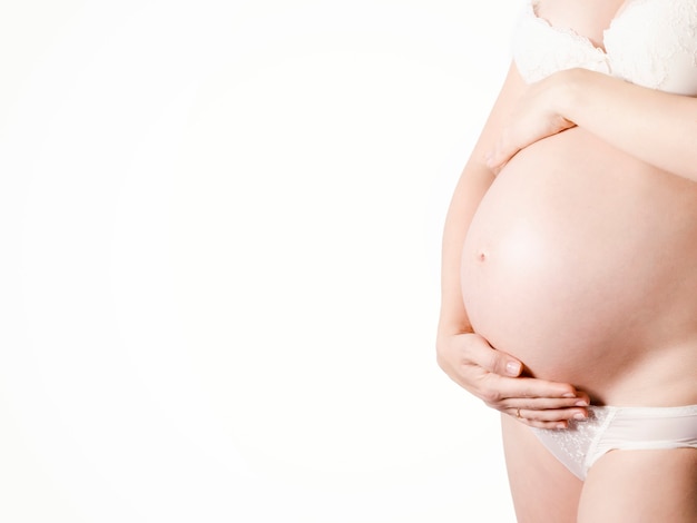 Gros plan d'un joli ventre de femme enceinte