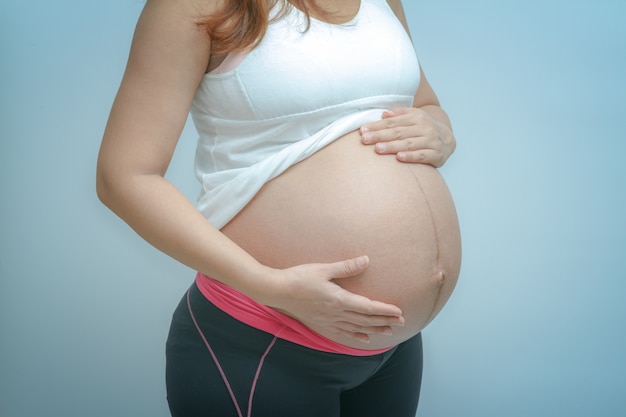 Gros plan d&#39;un joli ventre de femme enceinte