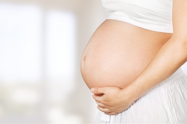 Gros plan d'un joli ventre de femme enceinte