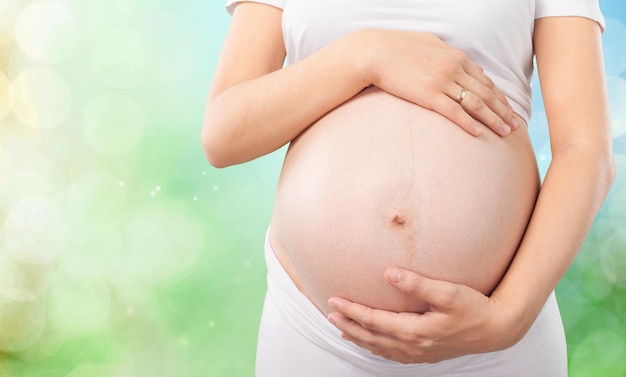 Gros plan d'un joli ventre de femme enceinte