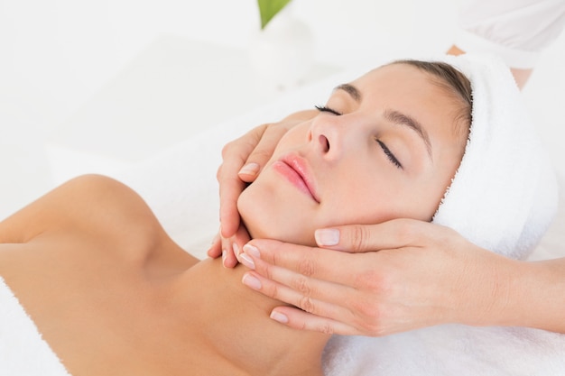 Belle Jeune Femme Dans Le Spa Salon Recevant Un Traitement Du Visage Avec  La Crème Visage À Fond Blanc. Concept De Beauté, Massage, Thérapie Sain Et  Relaxant Banque D'Images et Photos Libres