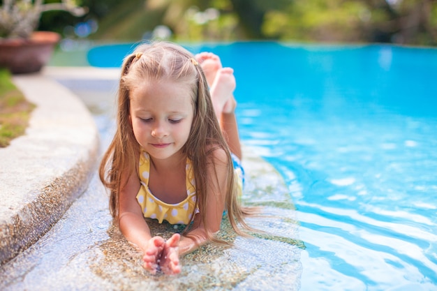 Gros plan de jolie petite fille à la piscine