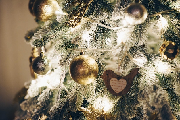 Gros plan de jouets sur l'arbre de Noël