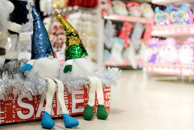 Gros plan de jouets festifs en vente. Vitrines de Noël floues