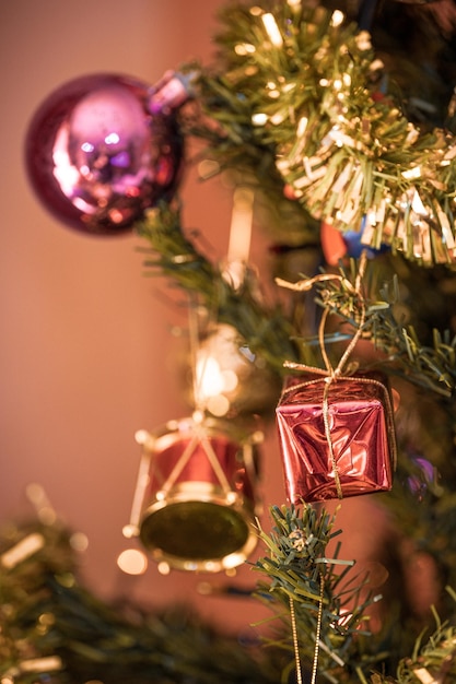 Gros plan de jouets de Noël sur l'arbre