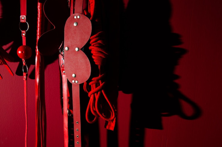 Photo un gros plan de jouets sexuels accrochés au mur.