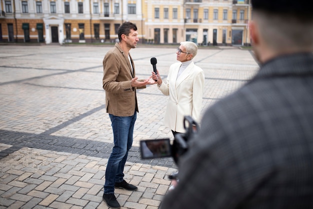 Gros plan sur un journaliste prenant une interview