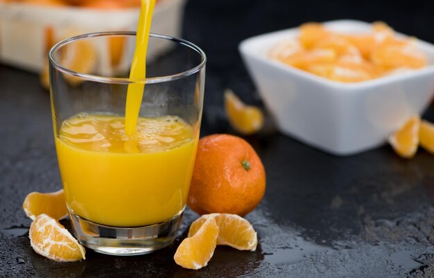 Gros plan de jus de mandarine fait maison