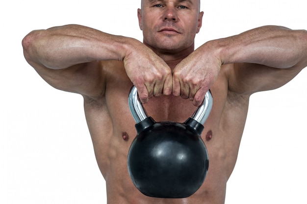 Gros plan de kettlebell soulevé par un homme musclé