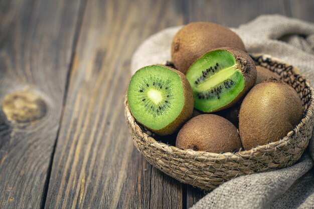 Gros plan de kiwi aux fruits coupés sur un fond en bois de style rustique