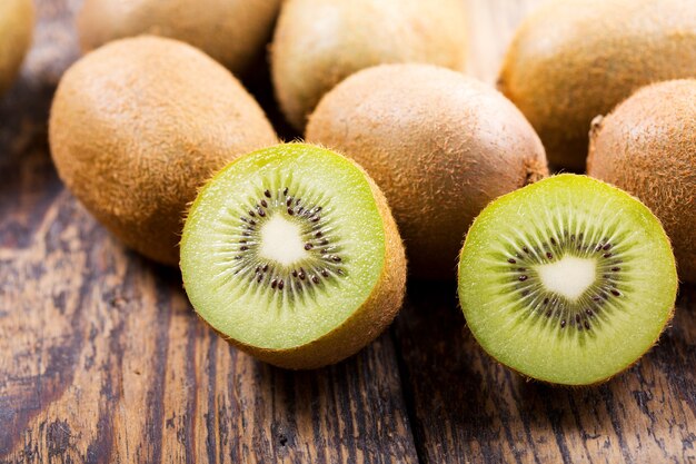 Gros plan de kiwis frais sur table en bois