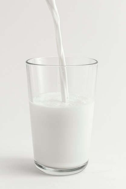 Gros plan de lait frais plongé dans un verre