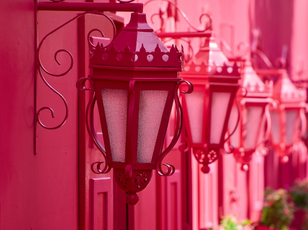 Gros plan des lampadaires pinky sur un mur rose. Rue rose romantique.