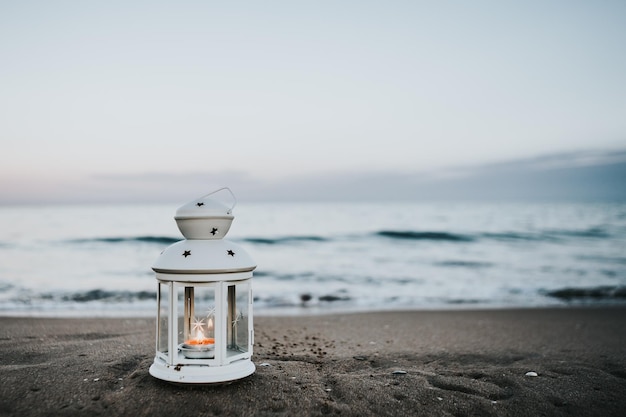 Gros plan d'une lampe à bougie blanche sur un arrière-plan flou