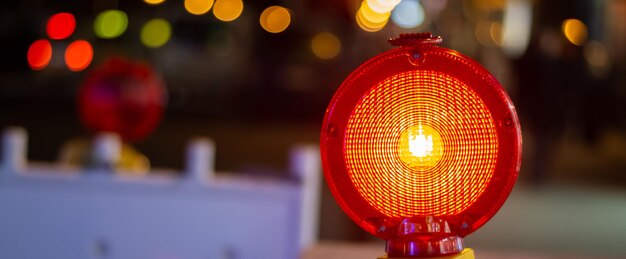Gros plan d'une lampe éclairée la nuit