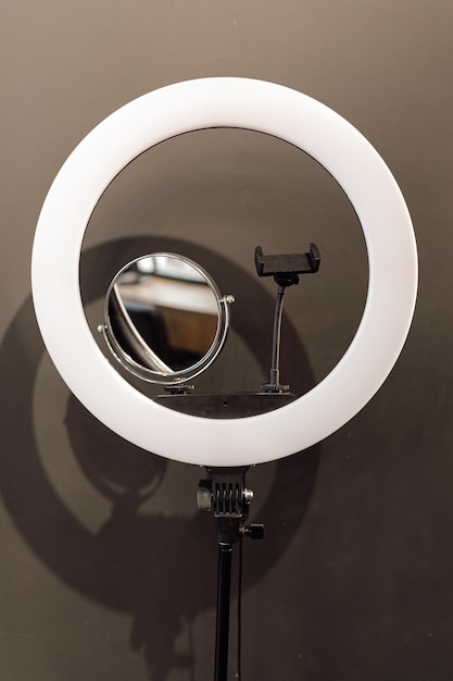 Gros plan d'une lampe à led annulaire avec miroir de support de téléphone pour l'enregistrement vlog de blogs de beauté professionnels sur