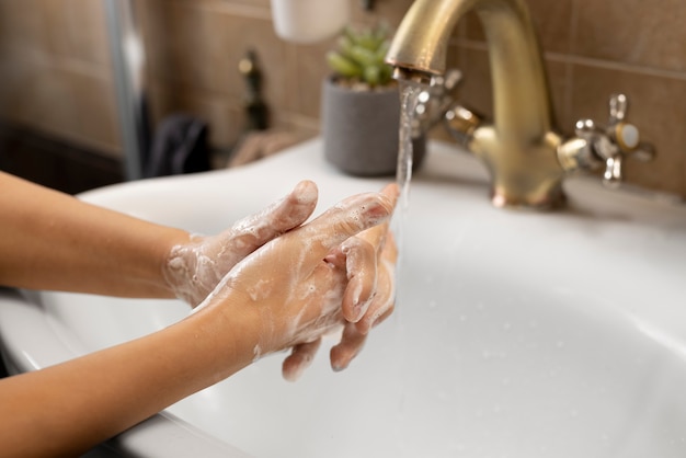 Photo gros plan sur le lavage hygiénique des mains