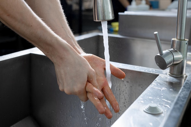 Gros plan sur le lavage hygiénique des mains