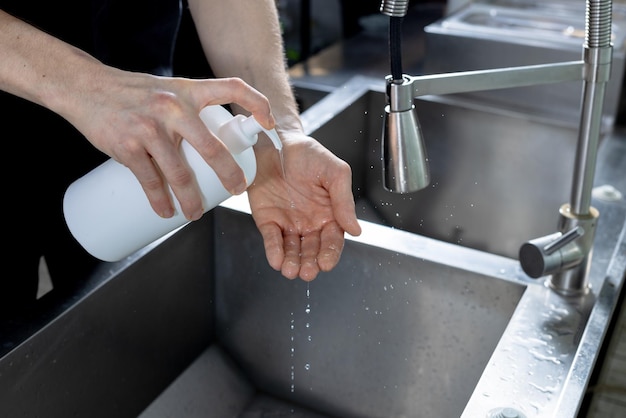 Gros plan sur le lavage hygiénique des mains