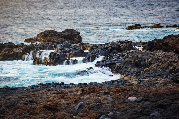 Gros plan de lave volcanique gelée des milliers d'années après l'éruption sur fond d'océan