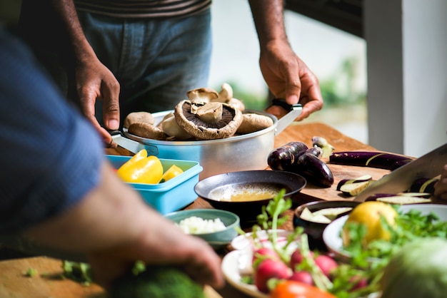 Gros plan de légumes biologiques frais se préparant à cuisiner