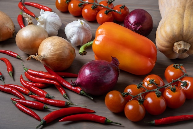 Gros plan de légumes frais de la ferme sur la table de la cuisine Récolte d'aliments sains Mise au point sélective