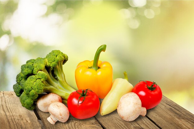 Gros plan de légumes frais sur fond de table en bois