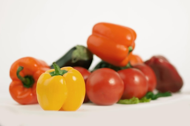 Gros plan de légumes frais isolés sur fond blanc