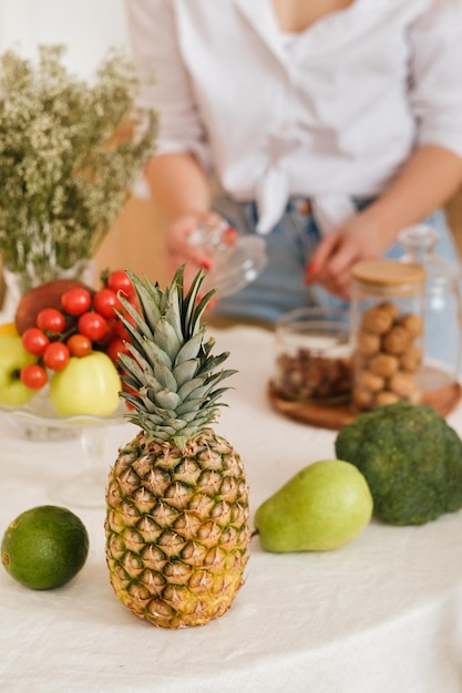 Gros plan de légumes fruits sur la table de cuisine cuisson alimentation équilibrée