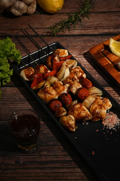 Gros plan de légumes grillés et de viande sur des bâtons sur une table en bois rustique Concept de fête de nourriture barbecue