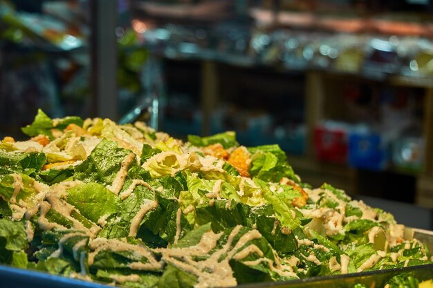 Photo un gros plan de légumes hachés à l'étalage du marché