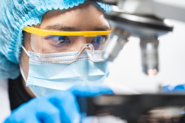 Gros plan d'une lentille de microscope scientifique pour travailler avec l'analyse de données dans le cadre de recherche d'équipement de médecine de laboratoire médical en laboratoire pour une utilisation par un technicien avec la technologie de la chimie et de la biologie