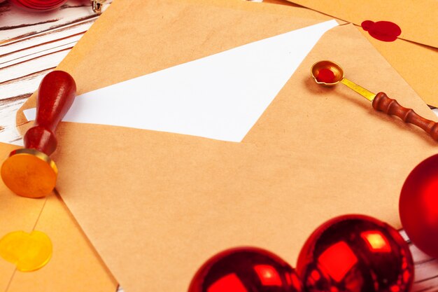 Photo gros plan d'une lettre de noël avec cachet de cire sur une table en bois