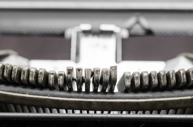 Gros plan des lettres sur une vieille machine à écrire.