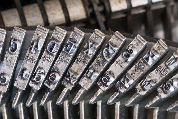 Gros plan des lettres sur une vieille machine à écrire