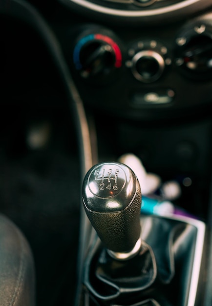 Gros plan d'un levier de vitesse de voiture à transmission manuelle Levier de vitesse manuel d'une voiture Vue d'un levier de vitesse de voiture à transmission manuelle